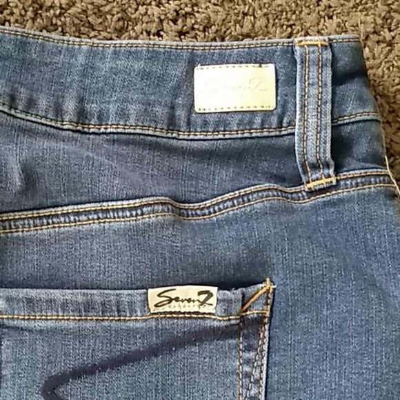 Fashion skirt w/ embroidered on flowers - Picture 4 of 5